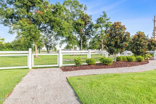 107 Shadow Bend Drive, Broussard, LA 70518