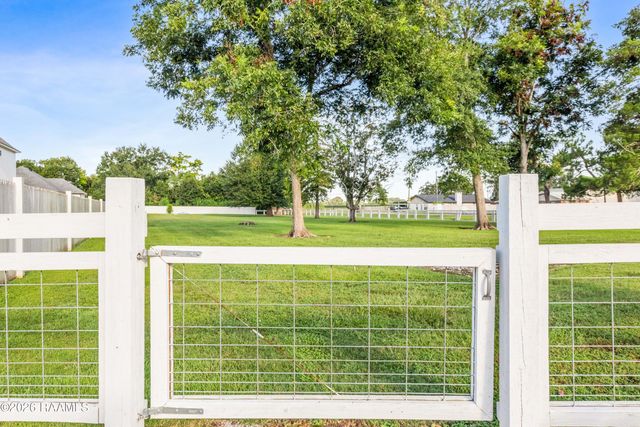 107 Shadow Bend Drive, Broussard, LA 70518