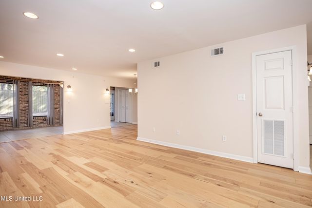 527 Front Beach Drive, 29, Ocean Springs, MS 39564