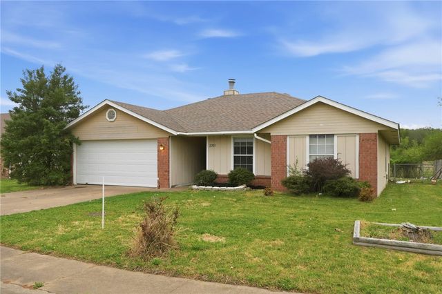2701 W Easy Street, Rogers, AR 72756