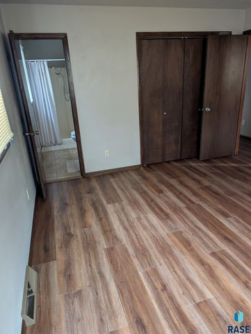 5808 W 32 St Street, Sioux Falls, SD 57106