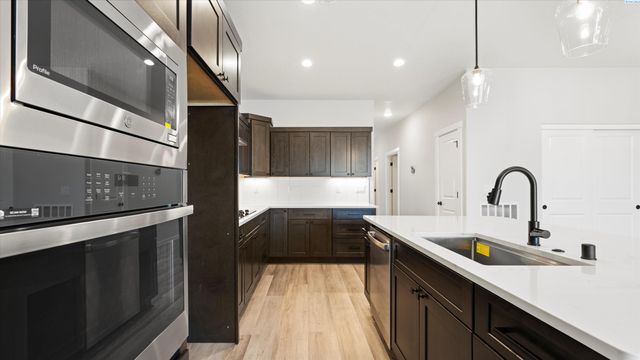 1322 Kalani Ct, West Richland, WA 99353