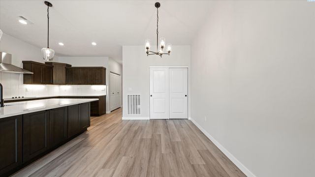 1322 Kalani Ct, West Richland, WA 99353