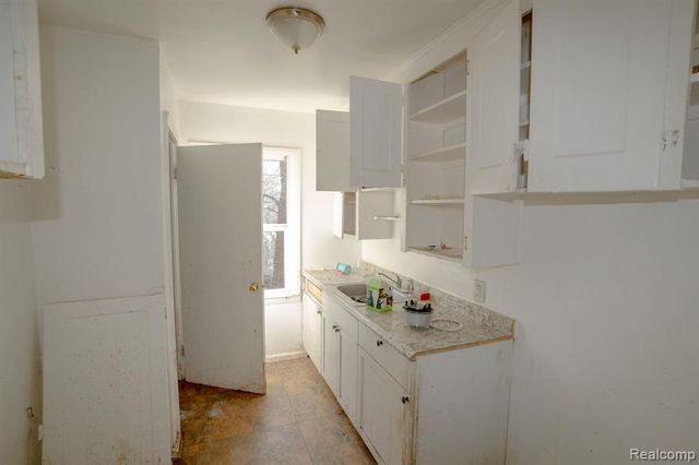 9321 Grandmont Avenue, Detroit, MI 48228