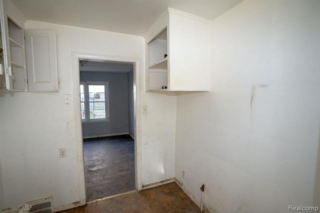 9321 Grandmont Avenue, Detroit, MI 48228