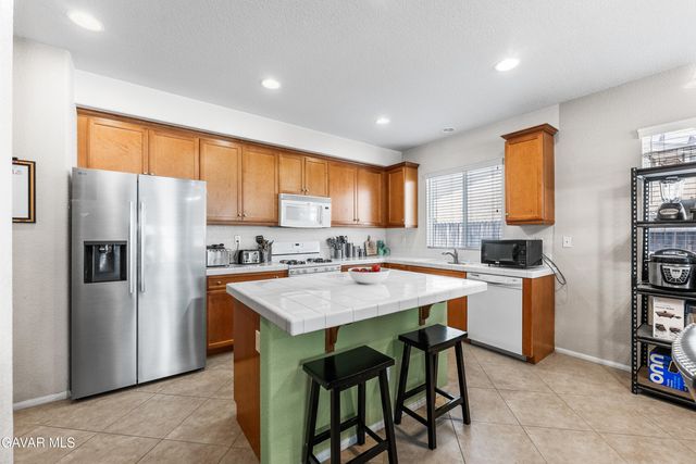 3025 Summer Breeze Avenue, Rosamond, CA 93560