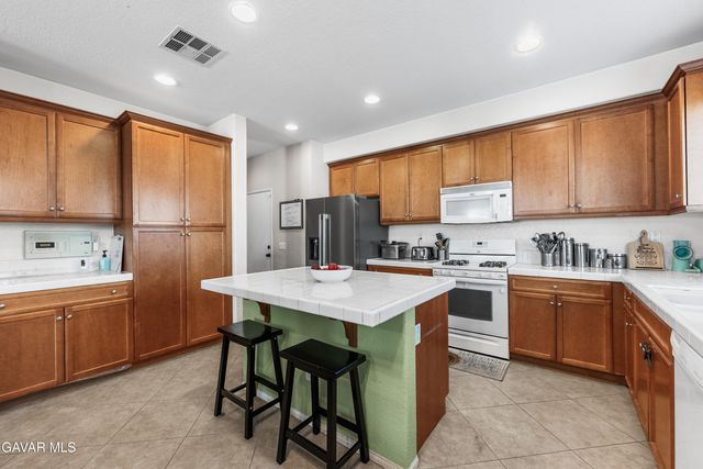 3025 Summer Breeze Avenue, Rosamond, CA 93560