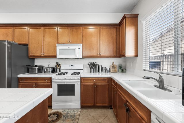 3025 Summer Breeze Avenue, Rosamond, CA 93560