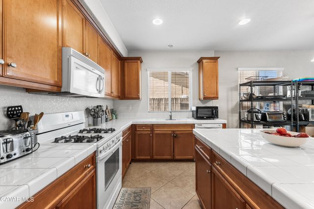 3025 Summer Breeze Avenue, Rosamond, CA 93560