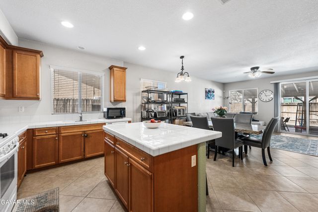 3025 Summer Breeze Avenue, Rosamond, CA 93560