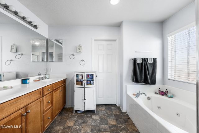 3025 Summer Breeze Avenue, Rosamond, CA 93560