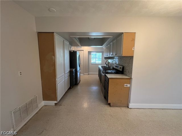 2031 Maravilla CIR, Fort Myers, FL 33901