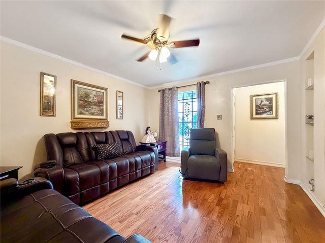 5223 Heathercrest Street, Houston, TX 77045