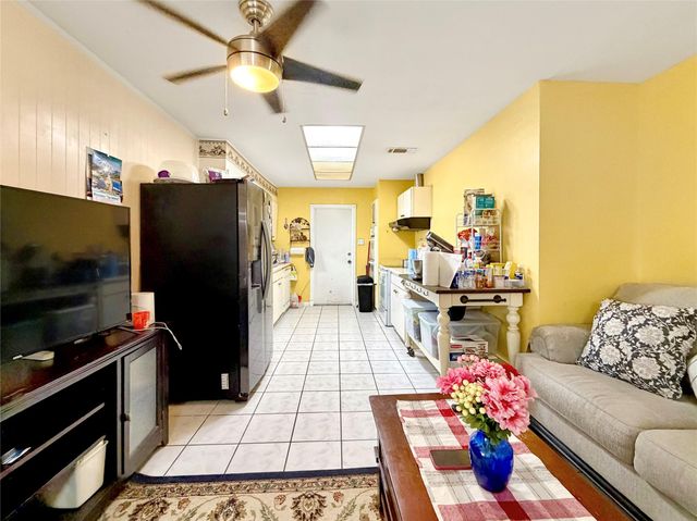 5223 Heathercrest Street, Houston, TX 77045