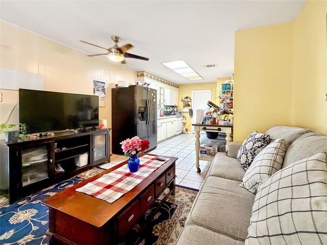 5223 Heathercrest Street, Houston, TX 77045