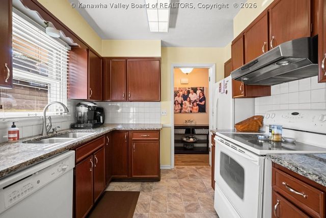 1559 Summit Drive, Charleston, WV 25302