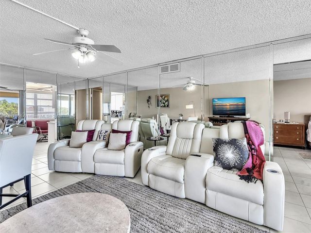 6921 Cypress Rd PH17, Plantation, FL 33317