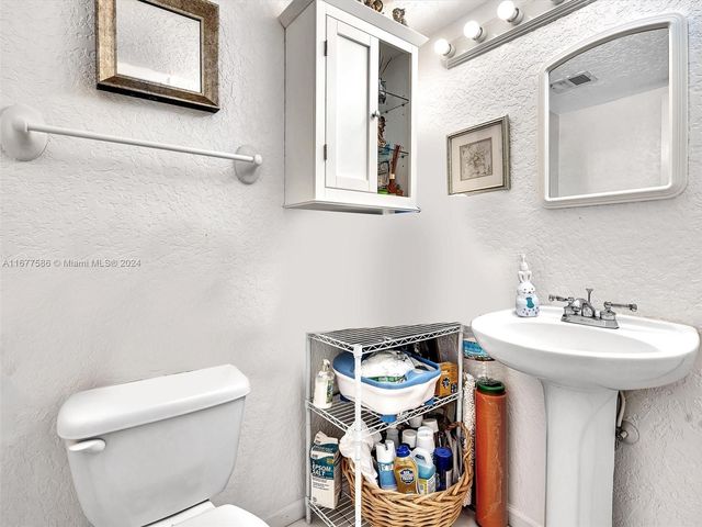 6921 Cypress Rd PH17, Plantation, FL 33317