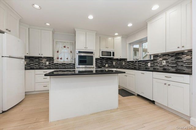 22 Sunset Trail 22, Bronx, NY 10465