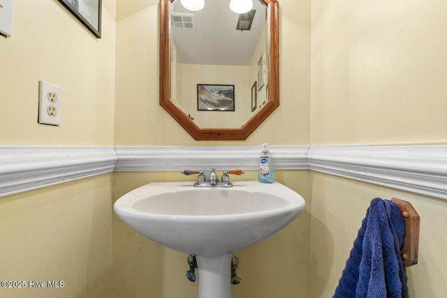 218 W Saltwood Place, Jacksonville, NC 28540