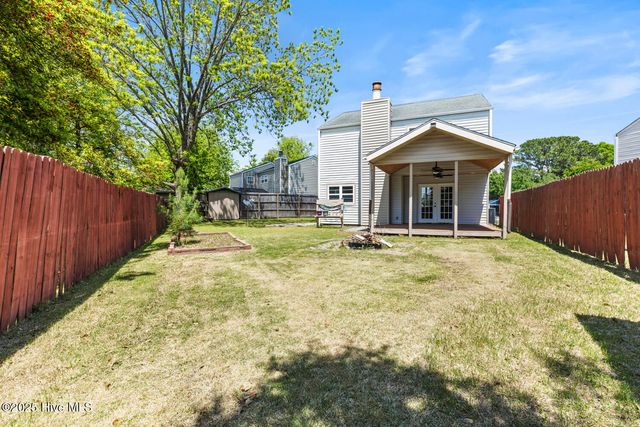 218 W Saltwood Place, Jacksonville, NC 28540