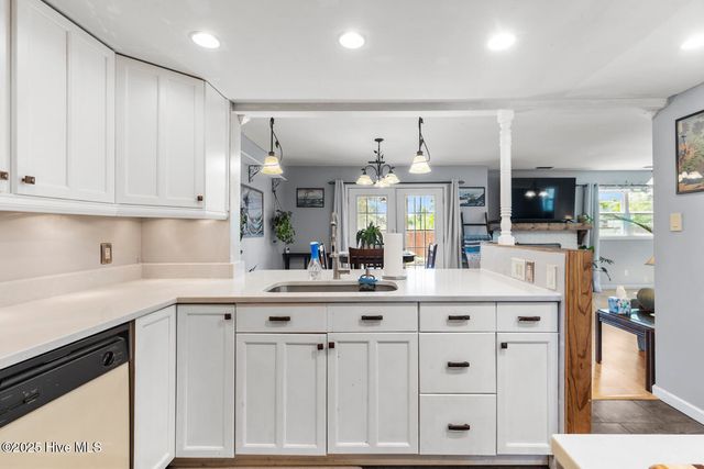 218 W Saltwood Place, Jacksonville, NC 28540