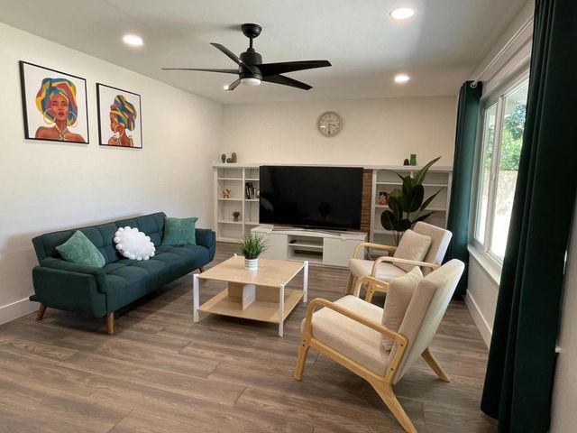 725 W Rialto Avenue, Fresno, CA 93705