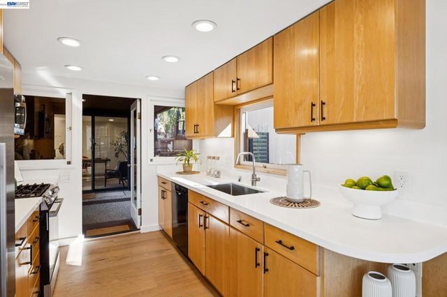 1085 STERLING AVE, Berkeley, CA 94708