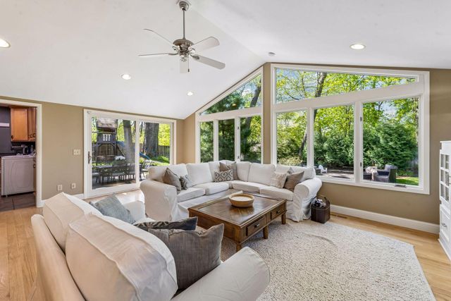 290 Ridgeview Drive E, Wayzata, MN 55391