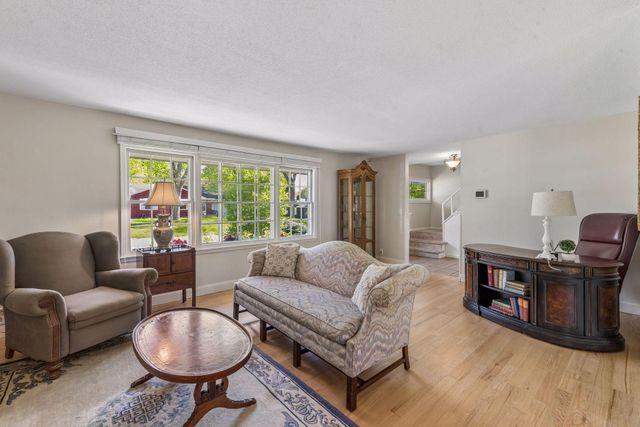 290 Ridgeview Drive E, Wayzata, MN 55391