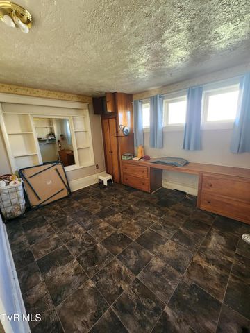 8506 Hickory Street, Pound, VA 24279