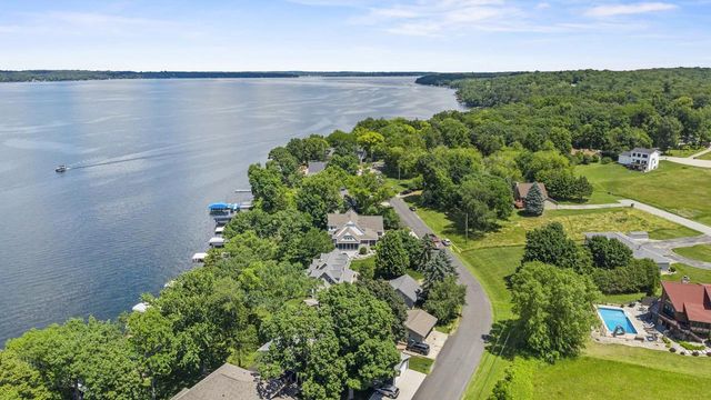 W2654 Oakwood Beach Road, Green Lake, WI 54941