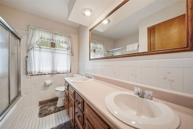 4930 E Oakwood Drive, Pleasant Hill, IA 50327