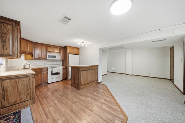4930 E Oakwood Drive, Pleasant Hill, IA 50327