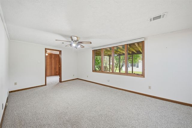 4930 E Oakwood Drive, Pleasant Hill, IA 50327