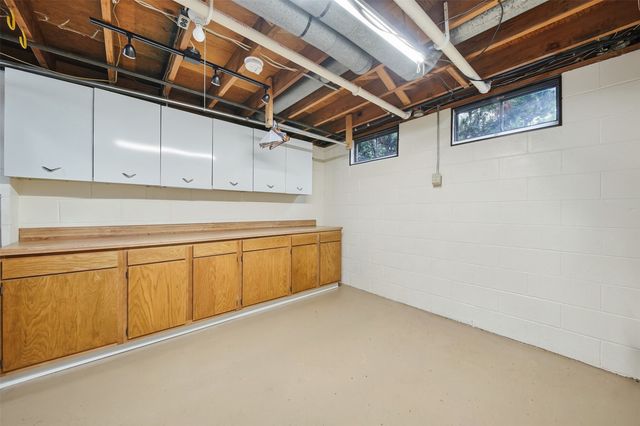 4930 E Oakwood Drive, Pleasant Hill, IA 50327