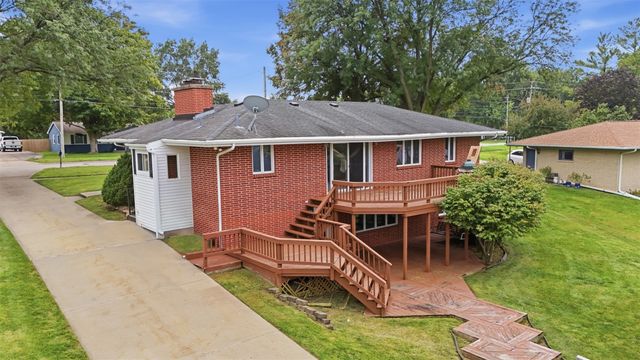 4930 E Oakwood Drive, Pleasant Hill, IA 50327