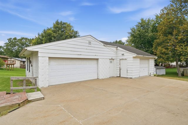 4930 E Oakwood Drive, Pleasant Hill, IA 50327