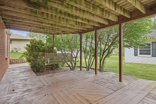 4930 E Oakwood Drive, Pleasant Hill, IA 50327