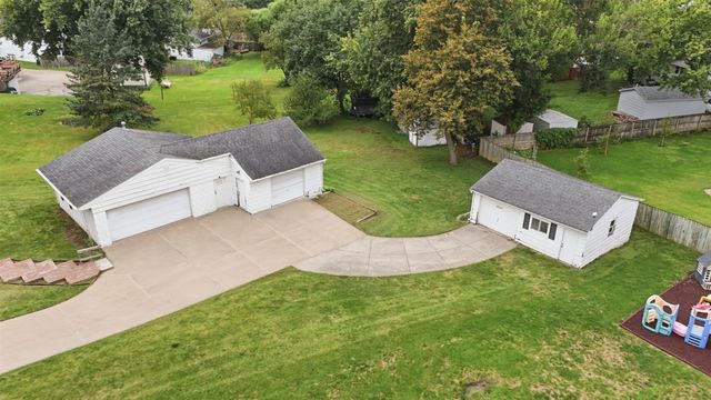 4930 E Oakwood Drive, Pleasant Hill, IA 50327