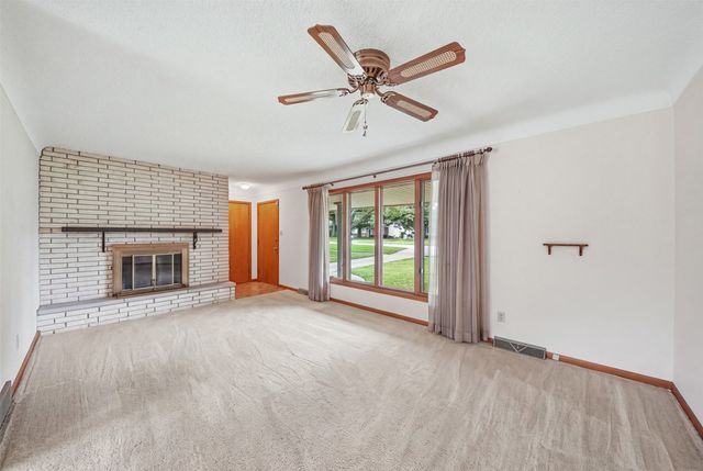 4930 E Oakwood Drive, Pleasant Hill, IA 50327
