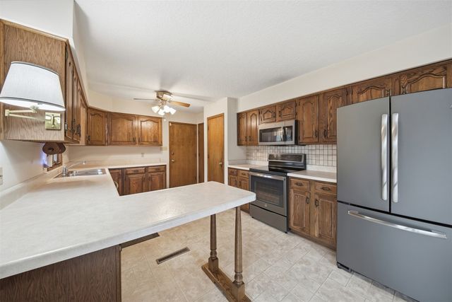4930 E Oakwood Drive, Pleasant Hill, IA 50327