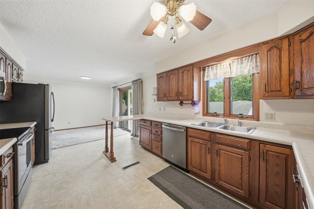 4930 E Oakwood Drive, Pleasant Hill, IA 50327