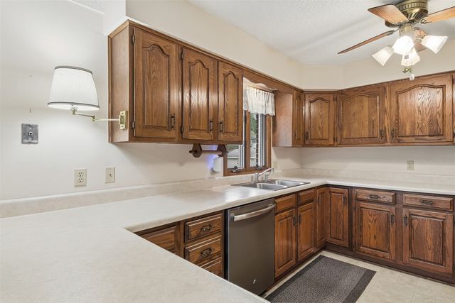 4930 E Oakwood Drive, Pleasant Hill, IA 50327