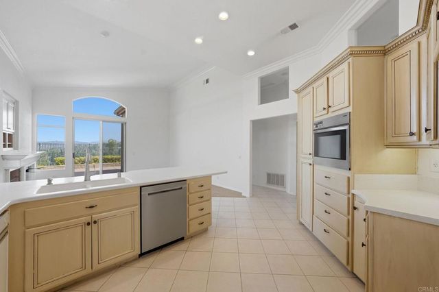 810 Calle Montera, Escondido, CA 92025