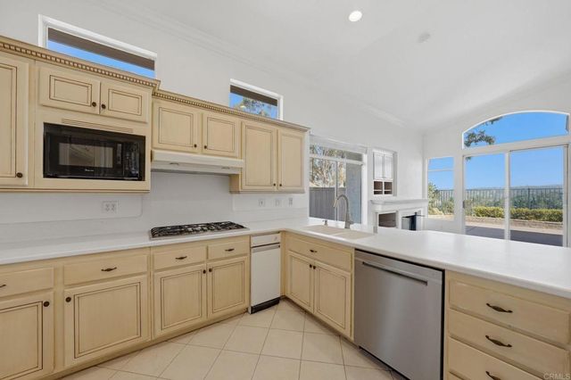 810 Calle Montera, Escondido, CA 92025