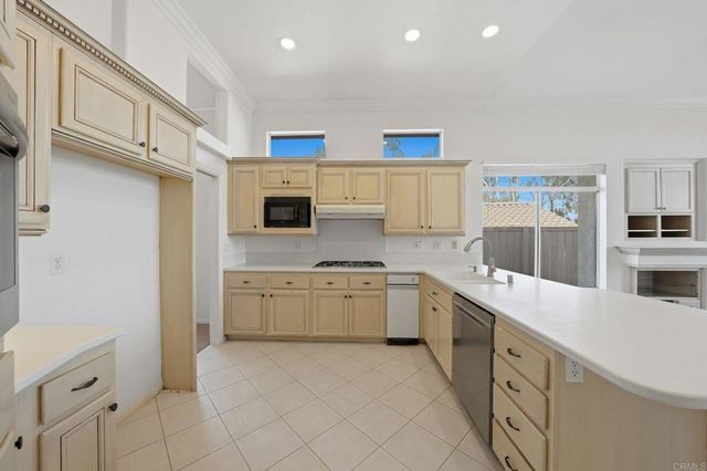 810 Calle Montera, Escondido, CA 92025