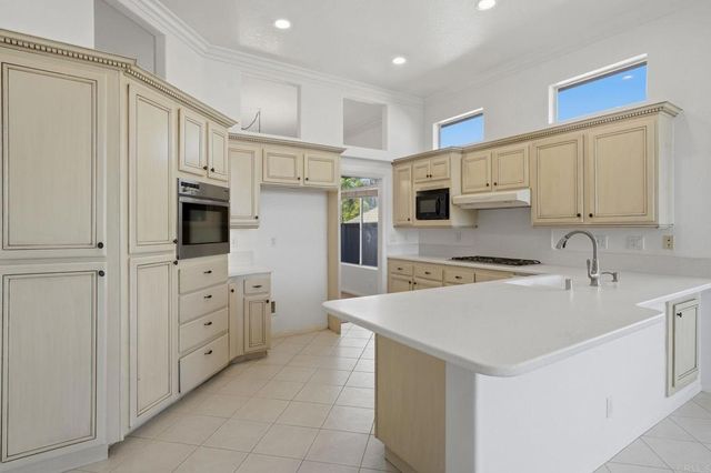 810 Calle Montera, Escondido, CA 92025