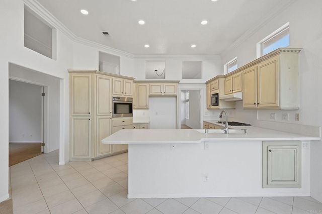 810 Calle Montera, Escondido, CA 92025