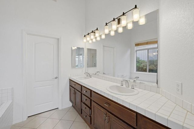810 Calle Montera, Escondido, CA 92025